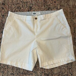 Old Navy Everyday Short Mid-Rise, white, size 18